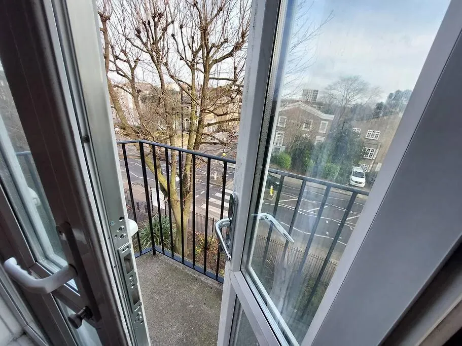 3 Bedroom Flat In Hoxton London