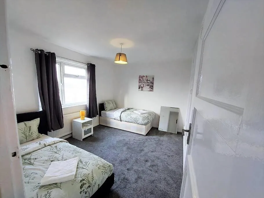 3 Bedroom Flat In Hoxton London 0*,  United Kingdom